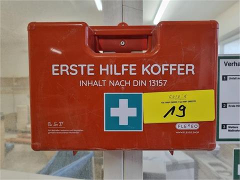 Erste-Hilfe-Koffer, an Zwischenwand befestigt