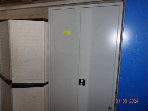 Metallschrank, ca. 80 cm x 40 cm x 2 m, 2 abschließbare Türen
