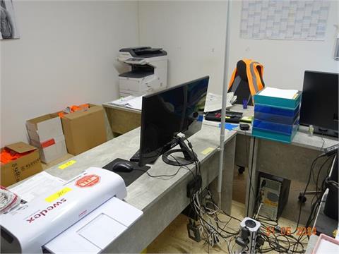 Posten Büroausstattung: Schreibtische, Metallschrank, Sideboard, Stühle etc.